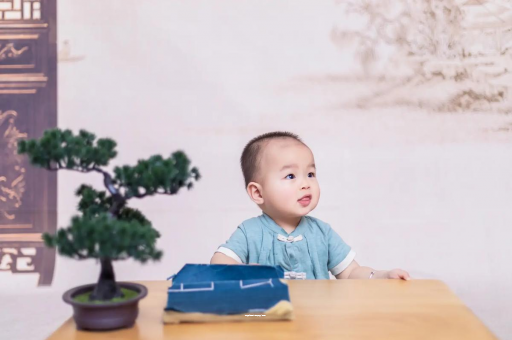 云南宝宝半夜吐了怎么回事 云南宝宝半夜吐了怎么回事